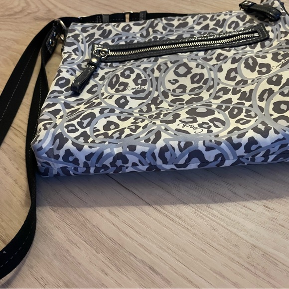 Authentic COACH monogram purse - Picture 4 of 8